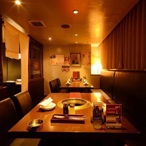 ブラウンを基調とした店内は落ち着いた空間。接待や会社宴会に◎