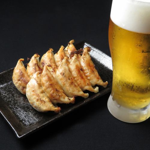 【博多的特色饺子】是与啤酒和酒精完美搭配的菜肴，可以装在多个盘子里！