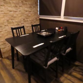 A table seating for four! Recommended for small parties, girls' parties, and group dates!