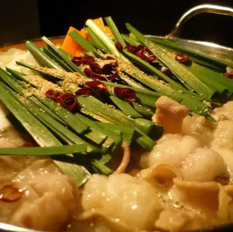 【純国産黒毛和牛もつ使用】もつ鍋(一人前) 1590円(みそ味・しょうゆ味・すき焼き・味噌キムチ)