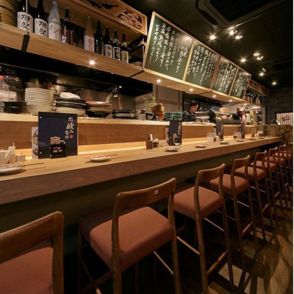 [Counter 9 seats] Whether you are alone or with friends ☆ At the counter seats where you can sit comfortably, please enjoy cooking and drinking.Also pay attention to the craftsman's stylish kitchen knife cutting!