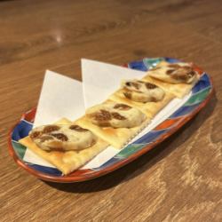 いちじくレーズンバター / サーモンといくらの自家製塩辛　各