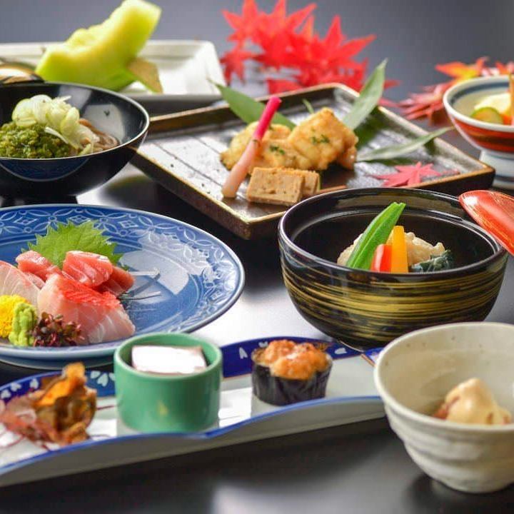 Many private rooms for entertaining guests! Enjoy Miyagi's seasonal fish, famous whale dishes, and local sake...
