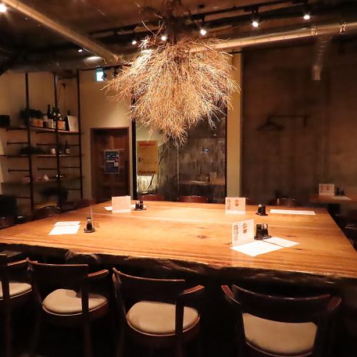 <p>オープンキッチンからのライブ感は外食ならではの演出です。【栄/イタリアン/ダイニングバー/インスタ/女子会/デート/オシャレ】</p>