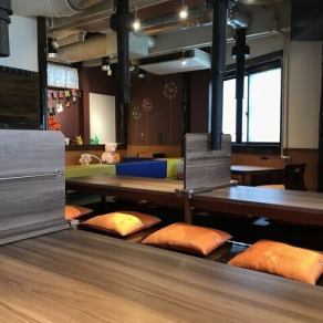 足元が楽な掘りごたつ席で、ご自宅のようにリラックスしてお食事をお楽しみいただけます。クッションを敷いた広々としたお席は、長時間の宴会でも疲れにくいのが魅力です！気の置けないご友人と、ゆったりとくつろぎながら本格的な韓国料理をご堪能ください。