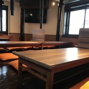 和の落ち着きとモダンなデザインが融合した掘りごたつ席は、快適な空間です♪明るい木目調のテーブルに、オレンジ色の座布団が温かい雰囲気を演出します。広々とした造りなので、周りを気にせず会話を楽しみたいデートや家族でのご利用にも◎