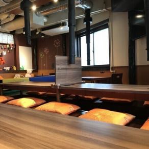 足元を気にせず、くつろげる掘りごたつ席を完備しております。広々とした座面と温かい雰囲気が魅力でリラックスした状態でお食事が可能です◎長時間の滞在でも疲れにくいので、ご家族やご友人とゆっくりお過ごしいただけます！