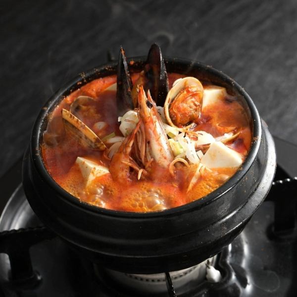 牛骨の旨味が凝縮!コラーゲンたっぷりの純豆腐(スンドゥブ)チゲ