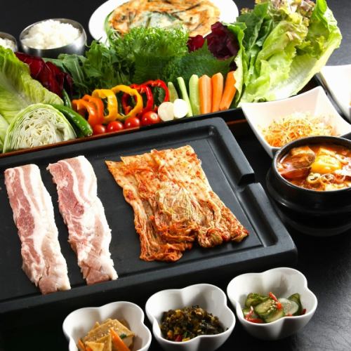 新鮮な季節野菜で包んで味わう!本場サムギョプサル