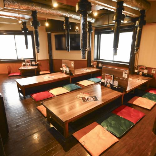 和の落ち着きとモダンなデザインが融合した掘りごたつ席は、快適な空間です♪明るい木目調のテーブルに、オレンジ色の座布団が温かい雰囲気を演出します。広々とした造りなので、周りを気にせず会話を楽しみたいデートや家族でのご利用にも◎