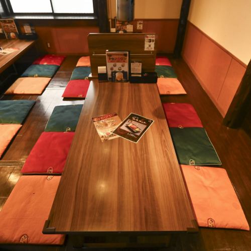 足元を気にせず、くつろげる掘りごたつ席を完備しております。広々とした座面と温かい雰囲気が魅力でリラックスした状態でお食事が可能です◎長時間の滞在でも疲れにくいので、ご家族やご友人とゆっくりお過ごしいただけます！