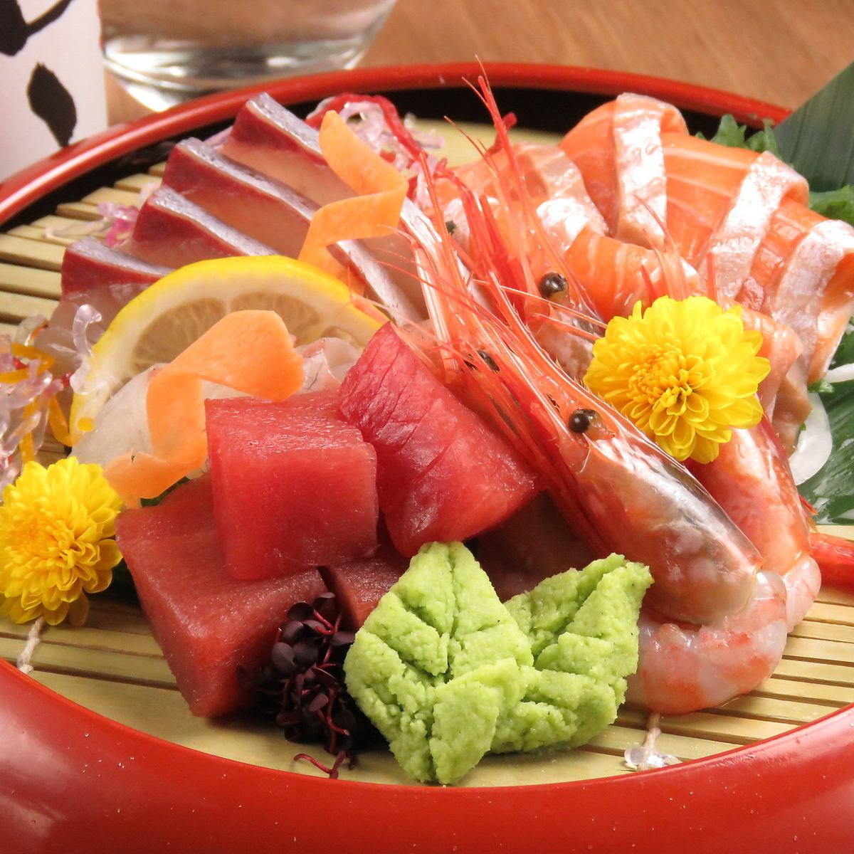 Enjoy fresh fish shipped directly from the production area or purchased from the market with sashimi, fried food, and hand-rolled sushi.