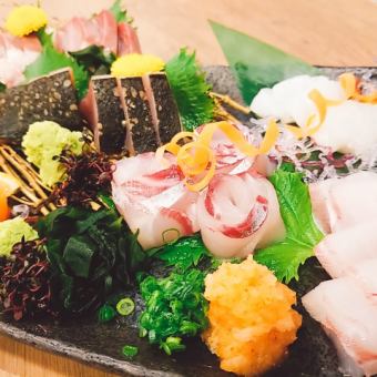 A very satisfying course that includes our specialty stewed tendon and a luxurious robata platter of five kinds of sashimi served in a bamboo tube, with all-you-can-drink for 2.5 hours