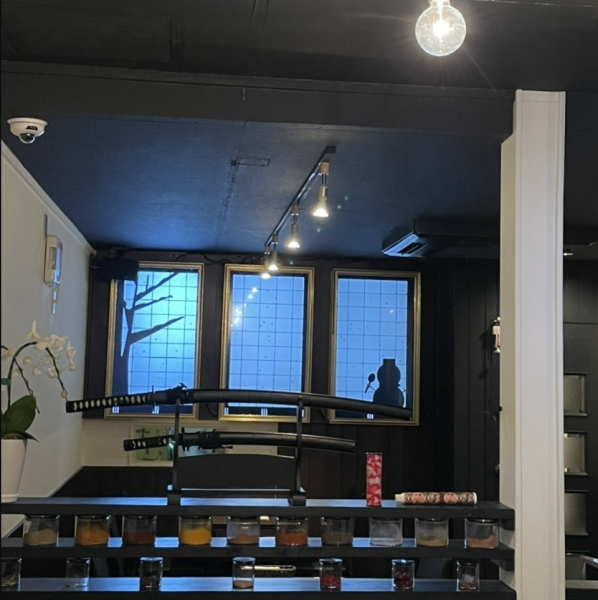 店内には、手裏剣や刀など忍者の雰囲気が漂っています☆目でも楽しく、明るい雰囲気でスープカレーを楽しんでいただけます♪