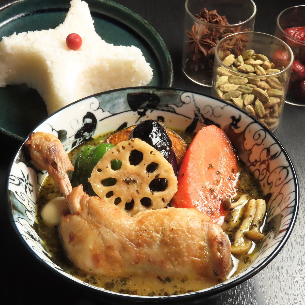 享用美味又健康的药膳咖喱汤,它不仅赏心悦目,而且对身体有益!