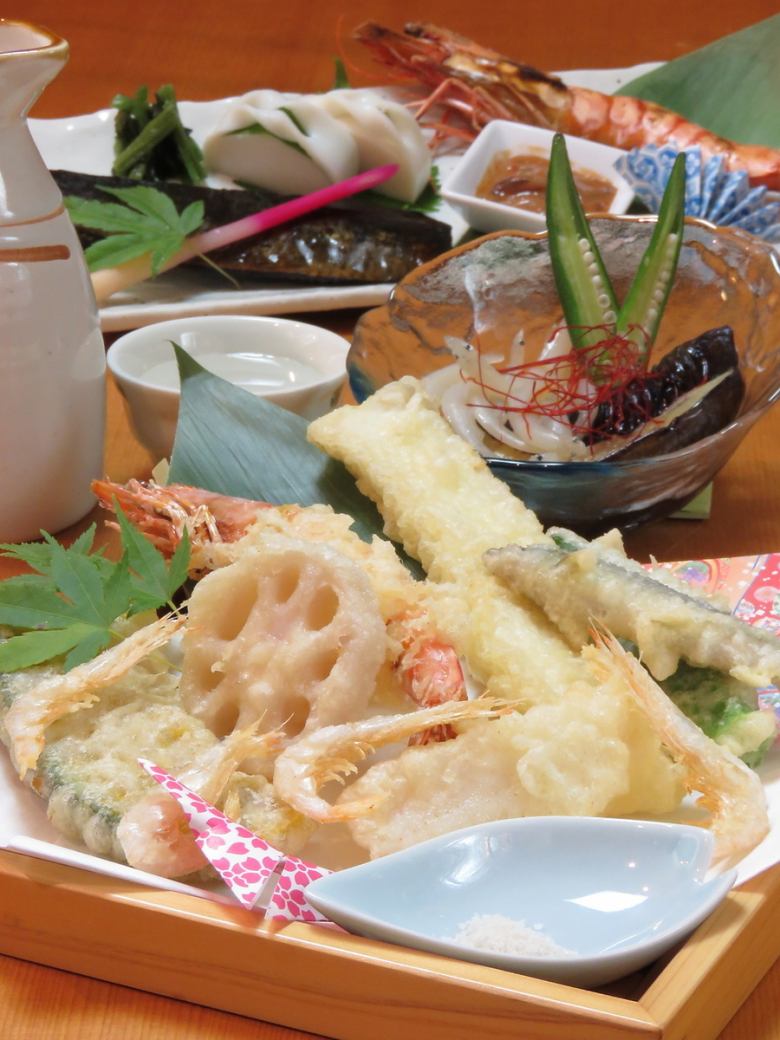 珍味や天ぷら、おつまみ等が集う晩酌セットは美食家も唸る逸品。