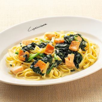 Tagliatelle with smoked salmon and spinach in cream sauce