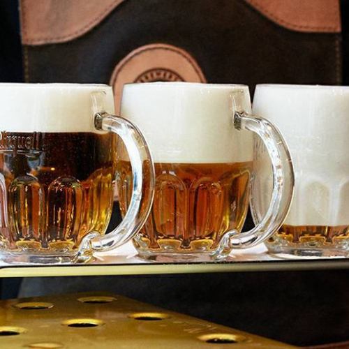 [Pilsner Urquell] There are 3 ways to pour Pilsner Urquell, which is delicious even with its bubbles.