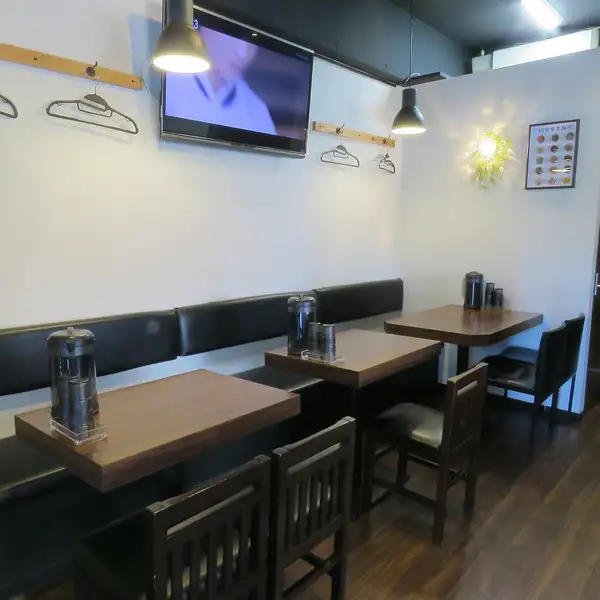 【ゆったり配置テーブル席】店内には全17席、2～4名様用テーブル席を完備。女子会や各種お集まりなど、グループでのご利用にぴったりな空間です。30種類の薬味を配合したこだわりのスープを囲みながら、楽しいお食事のひとときを満喫していただけます。親しいお仲間と美味しい料理を囲んで素敵な時間をお過し頂けます。