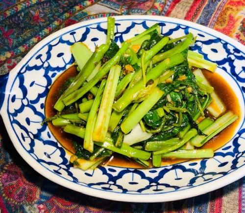 炒受欢迎的空心菜和中国蔬菜打仔