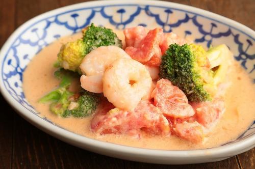 Creamy Coconut Stir-fried Shrimp, Tomato and Broccoli