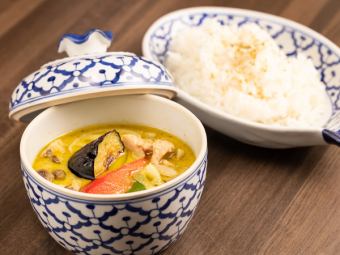 Thai green curry with Thai herbs and coconut flavor, exquisite sweetness and spiciness