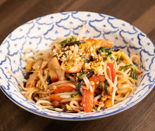 ニラと厚切りハムのタイ焼きそば パッタイ
