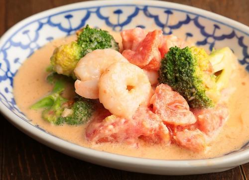 Coconut stir-fry with shrimp, tomato, and broccoli