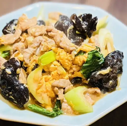 やわらか豚肉と長ネギ、木くらげの玉子炒め 