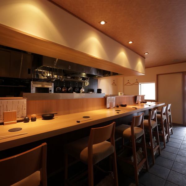 落ち着いた雰囲気で、テーブルや座敷には仕切りがあり、カウンターもしっかり空間をもうけております。大切な人大切な時間をお過ごしください。