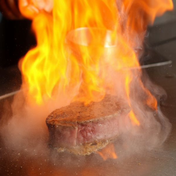 ★目の前の鉄板で焼くステーキを、リーズナブルにマジックが見れるかも?