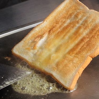 ★お肉をのせたパンは、最後にバターでパリッと焼きます★