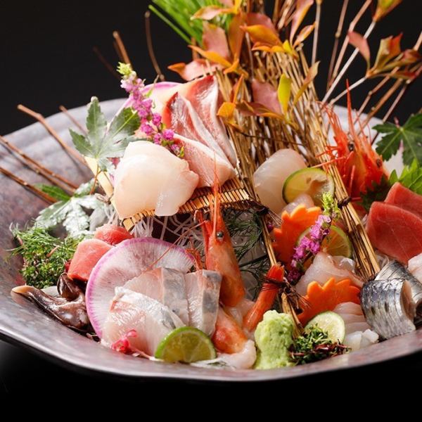 毎日仕入れる新鮮な魚介類を、職人が心を込めて盛り付けた贅沢な逸品です。