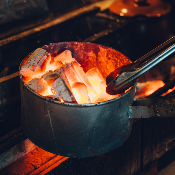 炭の火力は、空気を入れることで1000°を超えるともいわれています。 高い火力と遠赤外線効果でクオリティの高い焼鳥を提供できます！是非ご賞味あれ！