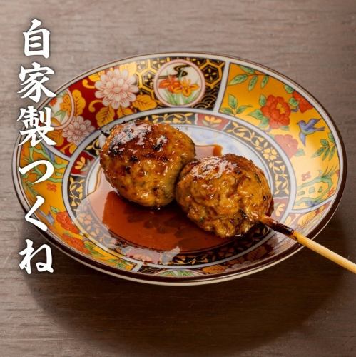 つくねがおすすめ！こだわりの大ぶり焼き鳥。一本からお召し上がりいただけます。