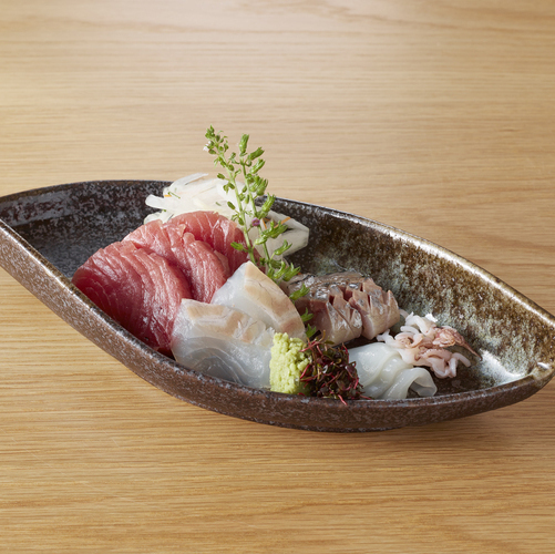 Fresh, seasonal fish delivered directly from Toyosu Market! Exceptionally fresh sashimi.