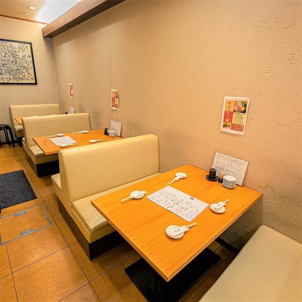 [4-person sofa seat] We also have table seats where you can sit on the sofa and enjoy your meal while relaxing.This is the perfect seat for those who want to enjoy their meal in an open space.