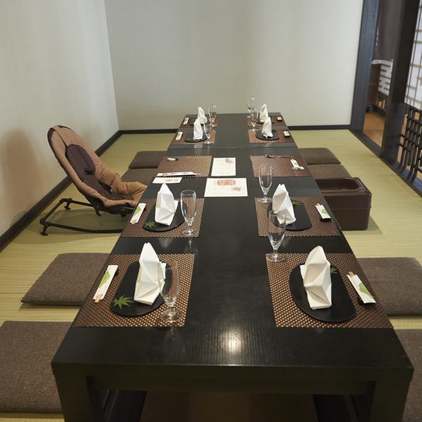 The tatami room is a semi-private room with horigotatsu (sunken kotatsu table), so you can relax and unwind. It is very popular for celebration seats.(Suitable for 4~10 people)