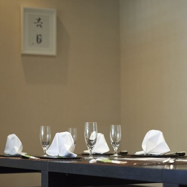 The tatami rooms are private and feature sunken kotatsu tables, so you can relax in comfort.This is an extremely popular seat, and is often used for important family anniversaries such as "Okuizome" (first meal) and "Toshini" (New Year's celebrations).