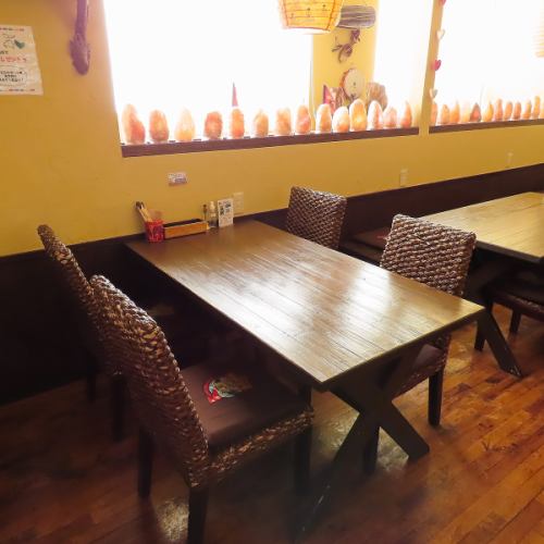 4名テーブル×4席ございます。