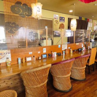 カウンター5席ございます。