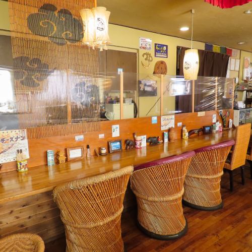 カウンター5席ございます。