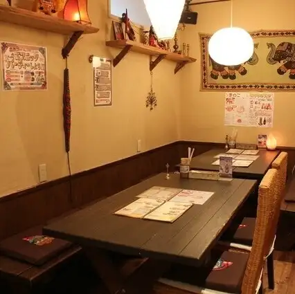 4名テーブル×4席ございます。