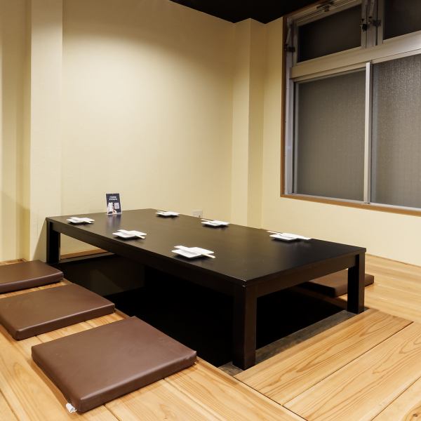 リラックスできる掘りごたつ席をご用意。落ち着いた照明が照らすシックな内装で、日常の喧騒を忘れてゆったりとお酒を嗜むのに最適な空間です。親しい方々と地酒を囲みながら親睦を深める場として、多くの方にご利用いただいております。