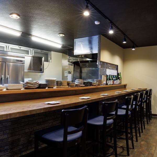 おひとり様やデートでのご利用にぴったりのカウンター席。職人の手仕事を間近に感じながら、こだわりの料理やお酒をじっくりと味わう贅沢な時間を演出します。静かに一日の疲れを癒す一杯に浸ったりと、思い思いの過ごし方ができる特等席。