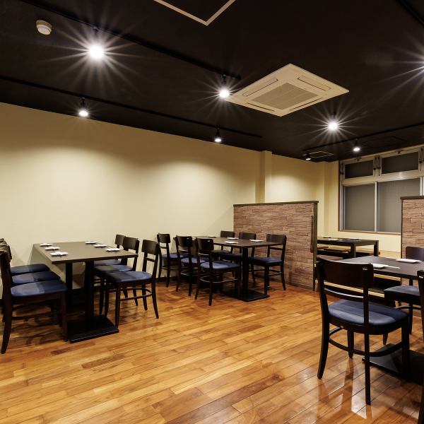 テーブル席は少人数の飲み会から団体様の宴席まで幅広く対応いたします。モダンな店内でこだわりの鶏料理や各地の銘酒を心ゆくまでお楽しみいただけます。心地よい活気と上質な静寂が共存する居心地の良い居酒屋としておもてなし致します。