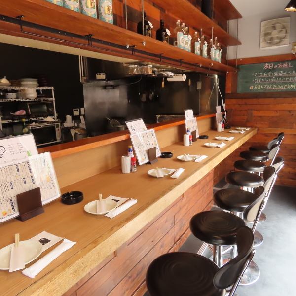 【◇落ち着きのある和風空間◇】店内に入れば、木目調で落ち着いた雰囲気が広がり、一人でしっぽりと愉しむことはもちろん、お仲間同士で話しながら愉しむにもピッタリの空間です。お一人様や少人数に最適なカウンター席を8席、ちょっとした飲み会に最適なテーブル席を2卓ご用意しております！