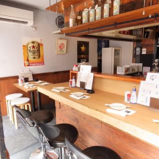 お一人様のご利用に最適なカウンター席を、8卓ご用意しております。リピーター様や常連様にも人気のお席で、しっぽりとおくつろぎいただけるお席です。サク飯・サク飲みも大歓迎！
