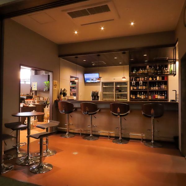 【◇大人数でも大満足◇】カウンターからゴルフエリアまで一体利用可！広々とした店内は、カウンター、テーブル、そしてシミュレーションゴルフエリアをシームレスに繋げて利用可能です。お酒を飲む人もゴルフを楽しむ人も、全員が盛り上がれる賑やかなパーティーを演出します。