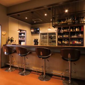 ひとりでも利用しやすいカウンター席。お酒のみの利用も歓迎です☆